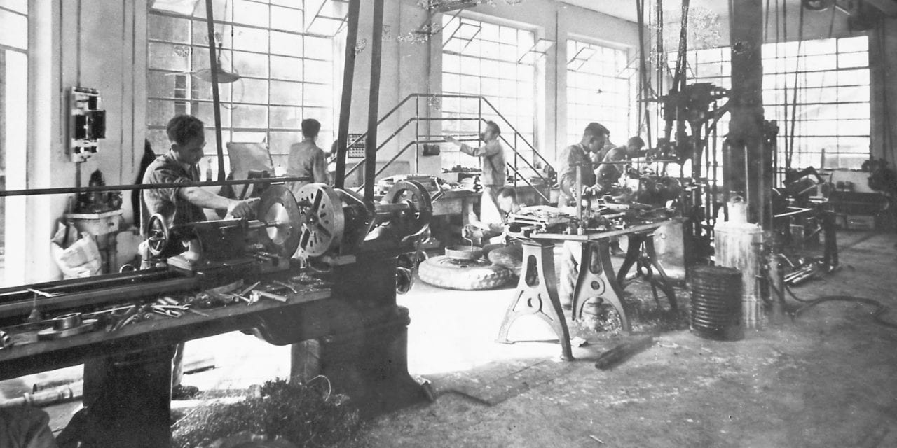 Maschinenbau und Zentralgarage Eugen Hilti um 1935
2. von rechts: Eugen Hilti (1911-1964); 1. von links: Erich Beck (1909-1986)
Analogbild: Heiner Hilti, Schaan